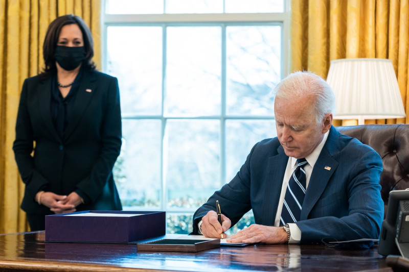 美國總統拜登（右）11日正式簽署剛在眾議院獲得通過的1.9兆美元的2021年《美國營救計劃法》，左為副總統賀錦麗。   圖：翻攝自拜登臉書