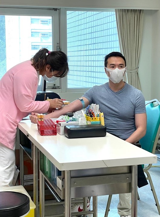 吳鈴山是台灣演藝圈首位試打疫苗者。（圖為施打前抽血）   圖：吳鈴山／提供