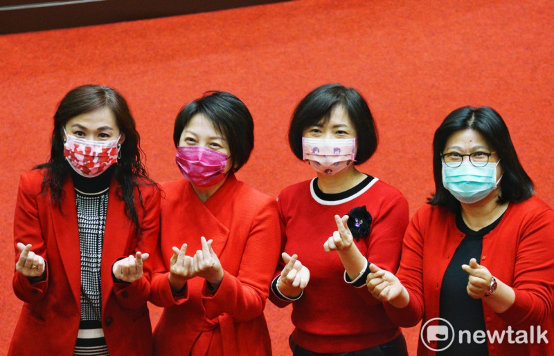 四位民進黨立委林宜瑾（左起）、范雲、何欣純和王美惠日前穿著大紅外套在立院議場內拍照。因3月第二個週五是「為女著紅日」，林宜瑾等立委特地穿上紅外套，呼籲守護女性的健康。   圖：張良一/攝