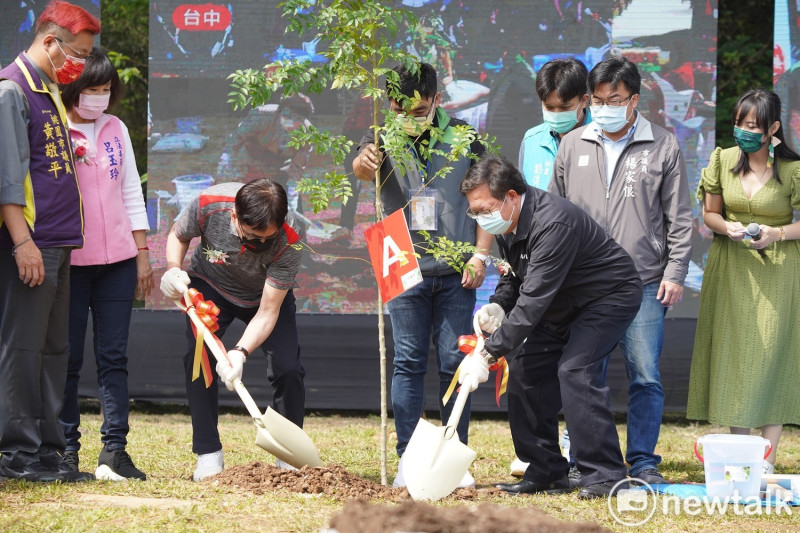 桃園市長鄭文燦(右)與台積公司副總廖德堆(左)一同種下光蠟樹。   圖：林昀真/攝