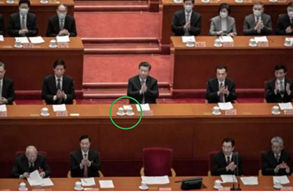兩會時在排排坐的中國領導高層中，有眼尖的網友發現唯有中國國家主席習近平的桌上有兩個茶杯，其他人都只有一個。   圖 : 影片截圖