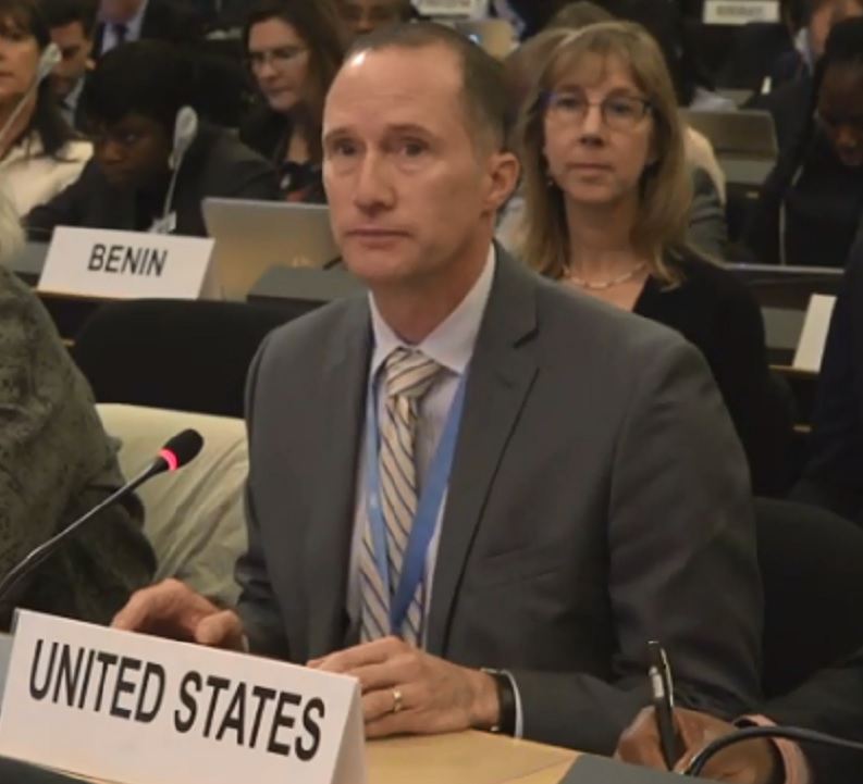 美國駐日內瓦聯合國代表團代辦卡薩伊（Mark Cassayre）譴責中國虐待少數族群。   圖：翻攝YouTube