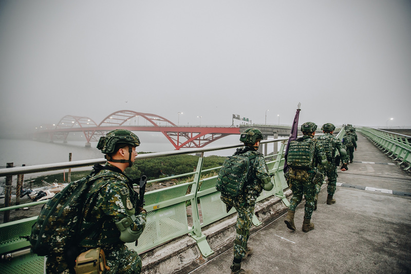 陸軍特種作戰指揮部特2營9日起進行21天戰術任務行軍。圖為12日「長驅直入台北市」的淡水地區及關渡大橋等地，模擬敵軍以水路突擊首都時，應急增援北部地區河防。   （國防部提供）