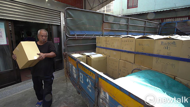 超過500箱的連署資料，分裝2台貨車送至荒野保護協會台北總會保管。   圖：林昀真/攝