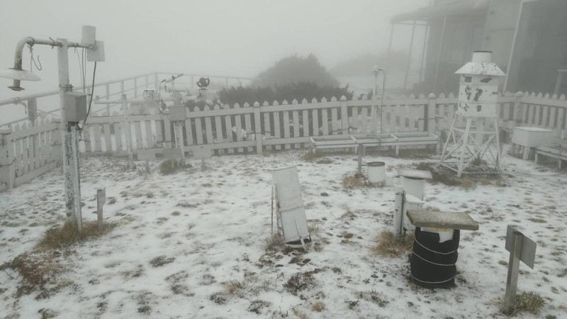 玉山今（13）日下午出現降雪，截至下午2點積雪已達0.7公分。   圖：中央氣象局／提供