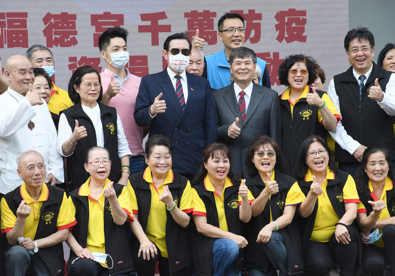 曾任台北市長的前總統馬英九，今（13）天與有意爭取國民黨提名參選台北市長的立委蔣萬安一同出席活動。   圖：中央社記者施宗暉/攝