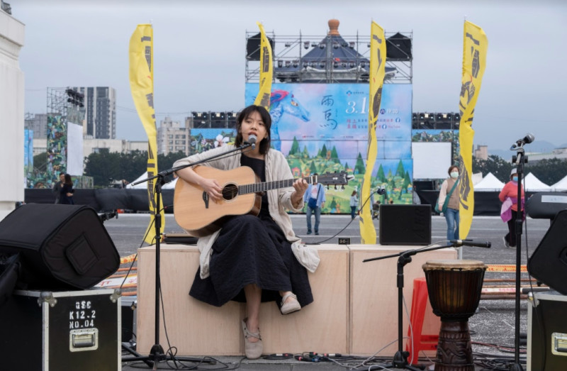 全國廢核行動平台今（13日）在自由廣場舉行「福島十年，告別核電」音樂會市集。   圖：全國廢核行動平台北部／提供