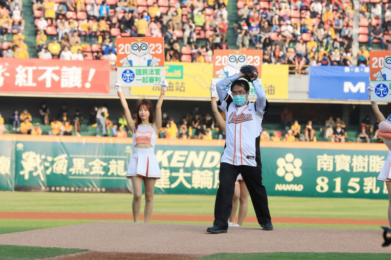 中華職棒第32年「台南開幕首戰」在台南市立棒球場熱鬧開打，由台南市長開球。   圖：台南市政府提供