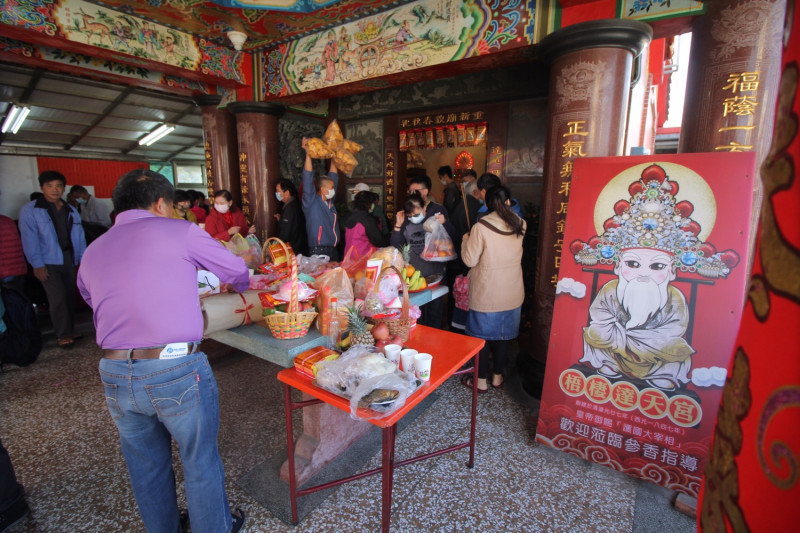 今天是頭牙，梧棲達天宮信徒前來祭拜土地公。   達天宮/提供