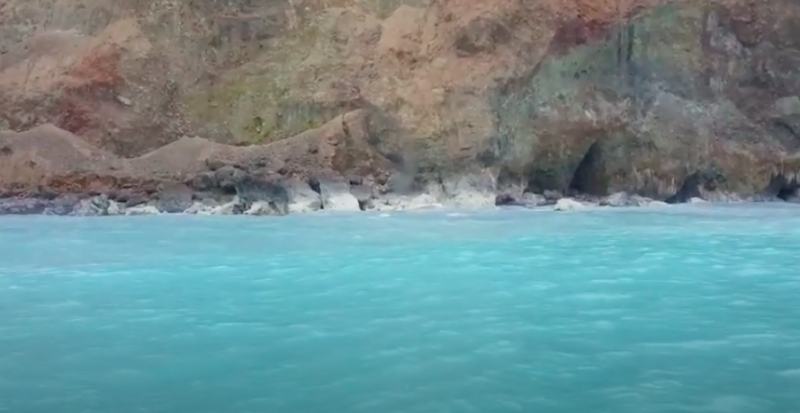 宜蘭龜山島過去因崩塌使得龜首噴氣孔被堵住，「龜島磺煙」奇景消，相隔17年後，今再被拍到再度冒出白煙。   