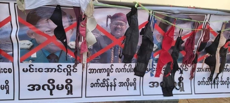 緬甸民眾手無寸鐵，反對軍事政變只能在軍方頭領肖像上掛滿女性內衣用品，詛咒軍方倒大霉。   圖：翻攝自心衣SEEING GIRL臉書