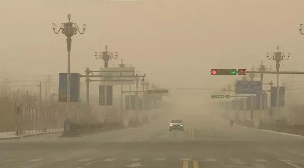 中國北京今（15日）受近10年來強度最強、範圍最廣的沙塵暴襲擊，整座城市天空昏黃，能見度不到1公里。   圖：翻攝自微博