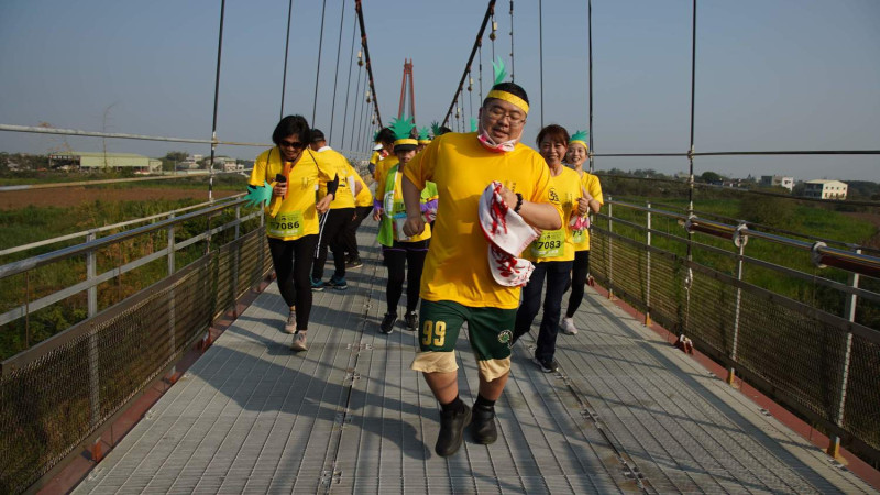 立委蔡易餘化身巨型鳳梨率隊參加路跑，鼓勵大家一起支持台灣高品質的鳳梨。   圖：蔡易餘團隊/提供