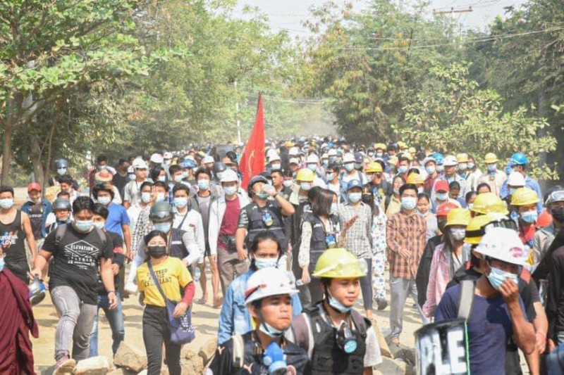 緬甸街頭示威越演越烈，軍民衝突持續升高，昨天至少有38名示威者死亡。   圖：翻攝自@na_gyi Twitter（資料照片）