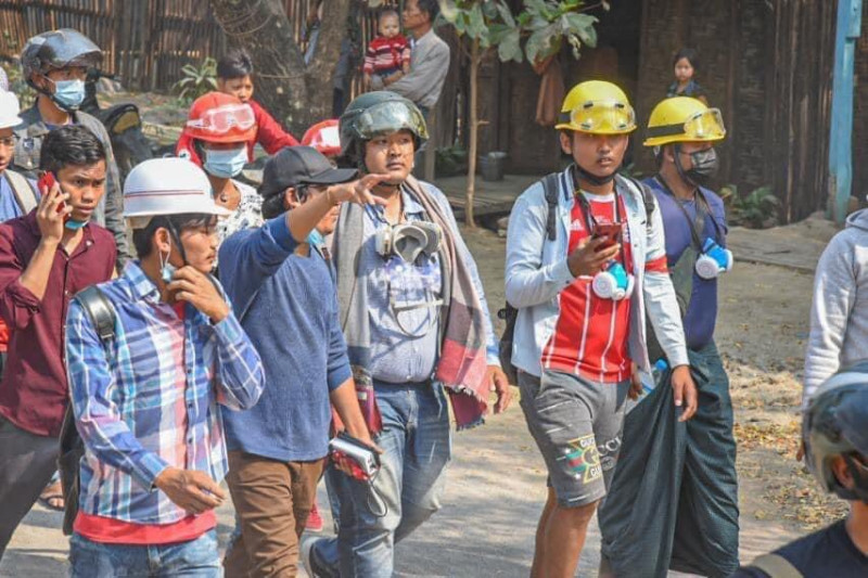 爆發多起軍民衝突後，仍有許多緬甸民眾於3月12日走上街頭遊行。   圖：翻攝自@na_gyi Twitter（資料照片）