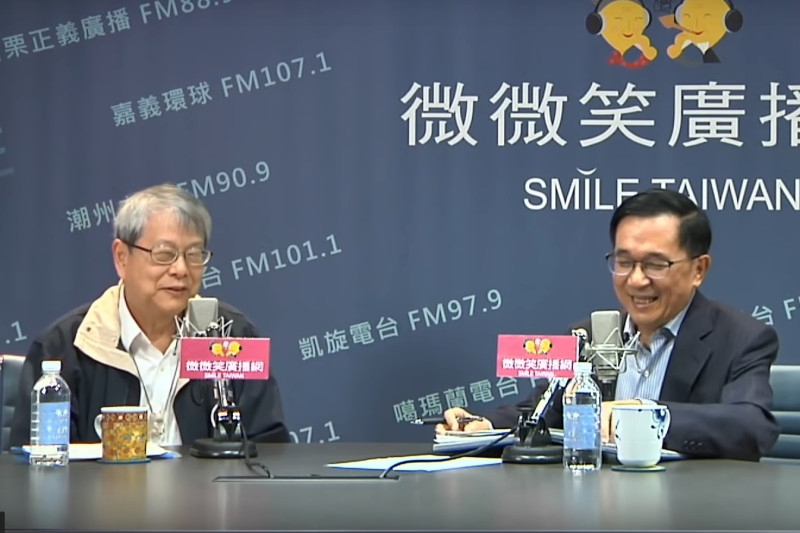前監委陳師孟（左）15日接受前總統陳水扁訪問。   圖：翻拍自微微笑廣播網youtube