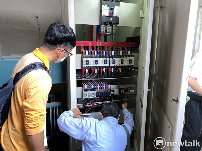 台南市自去年即超前部署組成工作小組、設定作業期程並克服各種困難，在3月12日率全國之先，完成第1群校園電力系統改善工程的發包作業。   圖：台南市政府提供