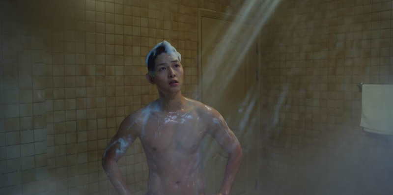 宋仲基在劇中的洗澡戲讓粉絲直呼「太養眼」。   圖：Netflix／提供