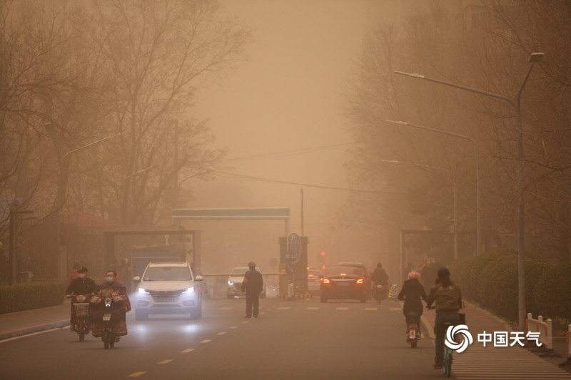 北京遭遇10年來最強沙塵暴，黃土漫天彷彿末日。   圖：中國天氣網