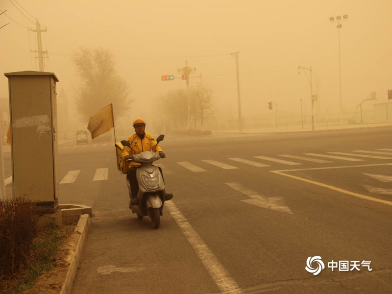 甘肅省也受沙塵暴之苦。   圖：中國天氣網