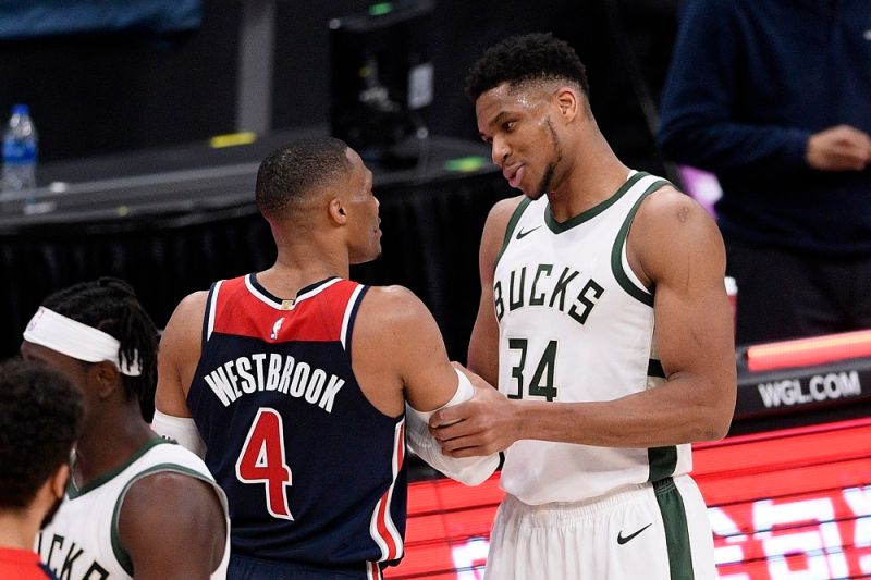 「字母哥」Giannis Antetokounmpo(右)連三場繳出大三元，反觀Russell Westbrook相當悲情苦吞4連敗。   圖／美聯社／達志影像