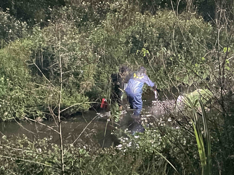 稽查員溯溪至河堤邊進行蒐證。   圖：新北市環保局提供
