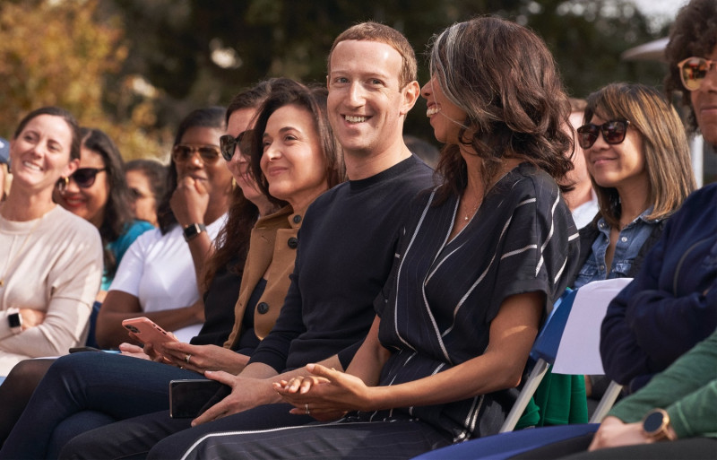 臉書高層認為創辦人祖克柏(中)擁有過大權力，像國王般統治著20億多人，這非常危險。   圖：取自官方部落格