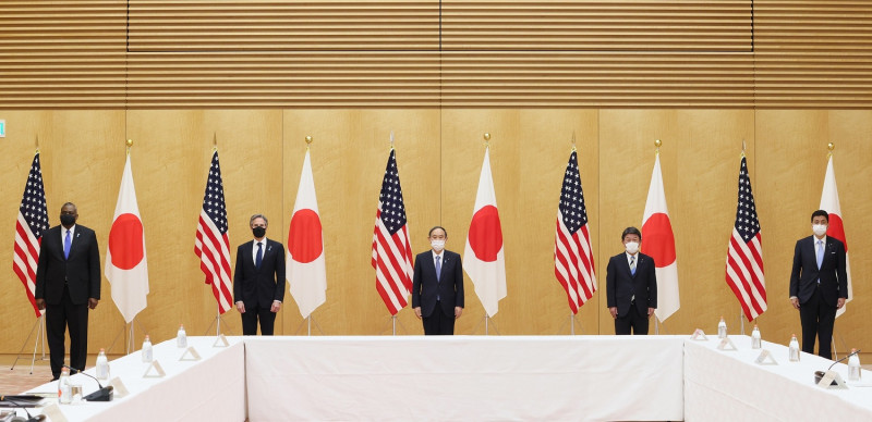 美國國防部長奧斯汀（左起）、國務卿布林肯訪問日本，與日本首相菅義偉、外務大臣茂木敏充、防衛大臣岸信夫交換意見，強調美日同盟。   圖：翻攝自日本首相官邸
