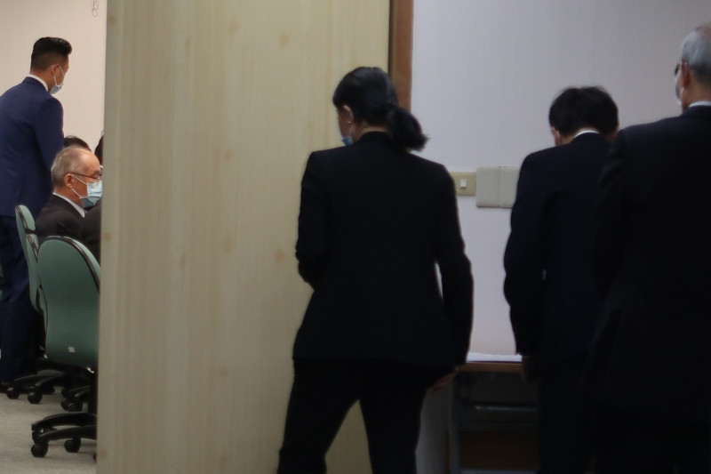 民進黨新聞部主任顏若芳17日身穿黑色套裝低調進入中常會   圖：林朝億/攝