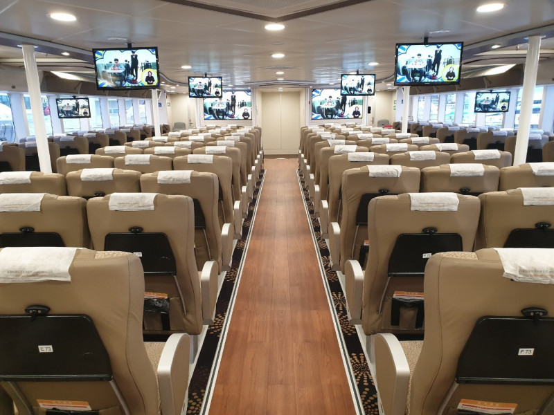 船舶內部提供旅客高規格的乘坐環境及使用「暖通空調」(HVAC)可達五倍換氣量，有效提高室內通風。   圖：航港局／提供
