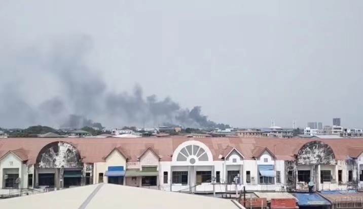 當地時間3月14日，緬甸仰光蘭達亞工業區兩家服裝廠遭遇縱火。   圖：翻攝自環球時報-環球網