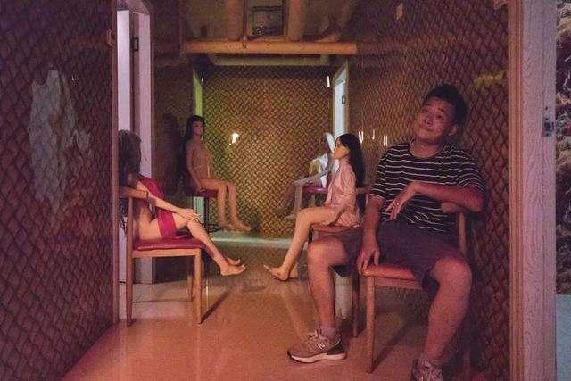 中國首間性愛娃娃體驗館「愛愛樂」早於2018年開業，一度在網上爆紅並開設分店；不料，日前愛愛樂卻被查封，引起當地熱議。   圖 : 翻攝自微博
