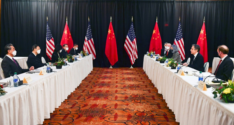 美國與中國外交高層會談18日在阿拉斯加登場，美國國務卿布林肯（右二）與中國外交部長王毅（左起）、中共政治局委員楊潔篪一開始就沒在客氣。   圖：達志影像/路透社