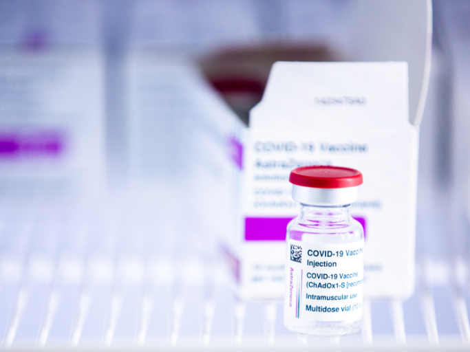 歐盟藥品管理局18日宣布，阿斯特捷利康疫苗安全有效，利大於弊，13會員國將陸續恢復施打。   圖：翻攝自歐盟藥品管理局