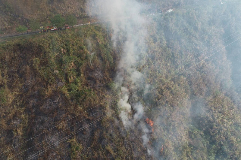 阿里山大火延燒至台18線，由於燃燒處陡峭難以到達，火勢控制不易。   圖：嘉義林區管理處／提供