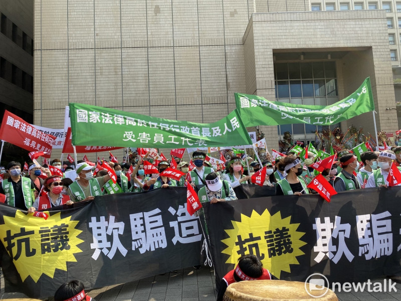 近千名新北產業園區受害廠商自救會成員上午於北市府抗議。   圖：周煊惠 / 攝