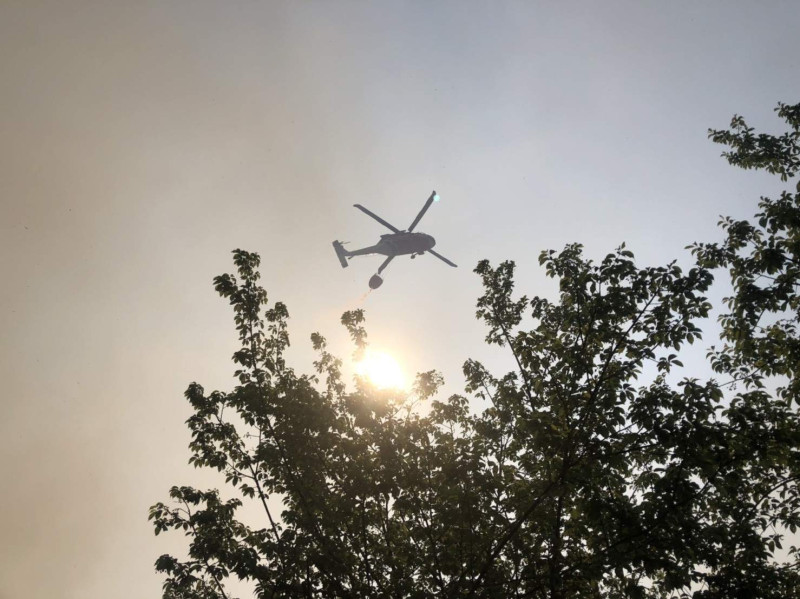 阿里山發生森林大火，救援單位派遣直升機灌救。   圖：嘉義縣消防局/提供