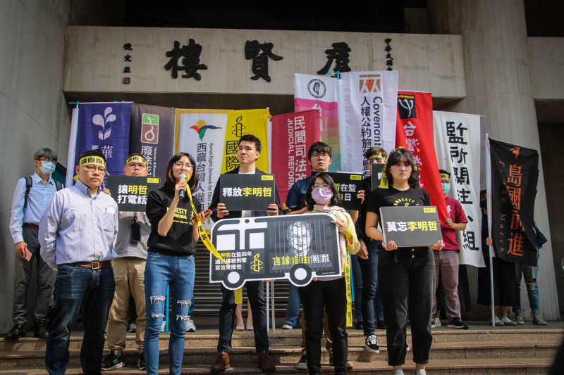 今天（3/19）是李明哲在中國遭陸方逮捕並關押第四年的日子，台灣公民陣線發起連署「限制旅行業將消費者個資傳輸中國」活動。   圖：台權會/吳亭臻攝