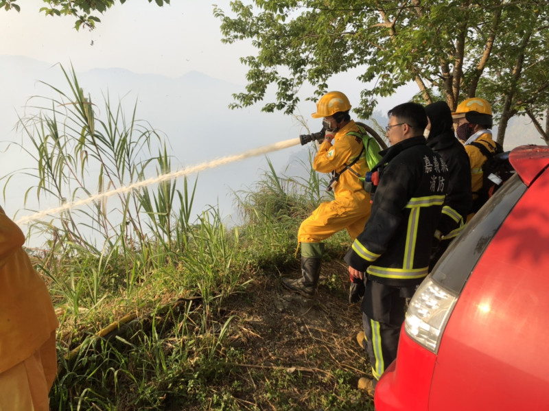 火場現場地形陡峭救火不易，消防人員全力灌救。   圖：嘉義林管處／提供