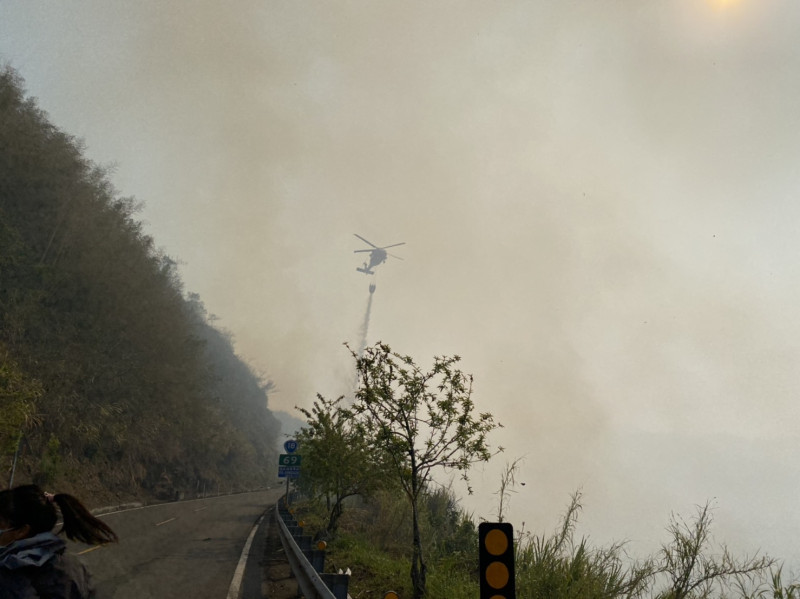 空中勤務總隊以直升機協助滅火。   圖：嘉義林管處／提供