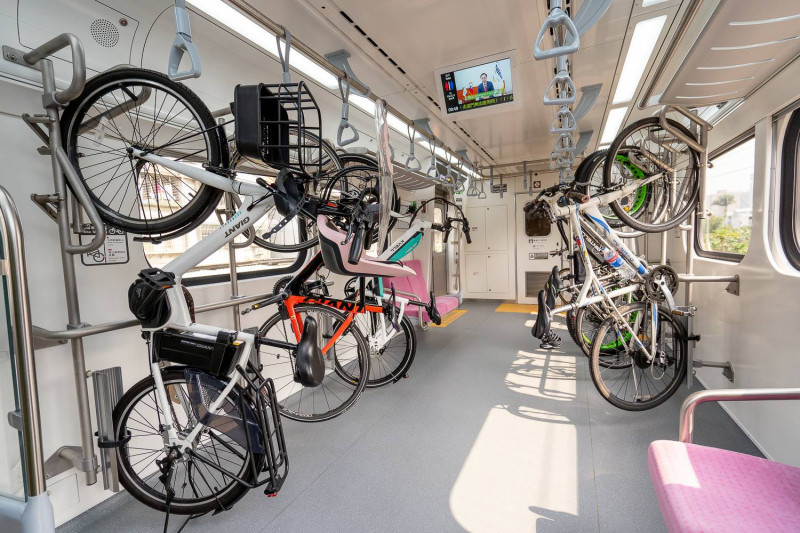 直立式自行車架設計相較於水平放置式，更增加車內旅客的活動空間。   圖：台鐵／提供