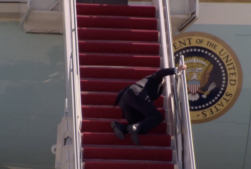美國總統拜登當地時間19日搭乘空軍一號，預計前往亞特蘭大，卻在登機途中多次摔跤，引起媒體關注。   圖：翻攝自Newzee Youtube頻道