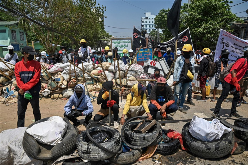 無懼軍方的鎮壓行動，20日緬甸仰光示威者持續上街，聚集在為防禦安全部隊所搭建的障礙物旁。（法新社）   