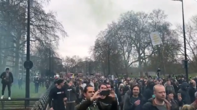 倫敦數千人上街抗議防疫封鎖措施。   圖/翻攝自推特