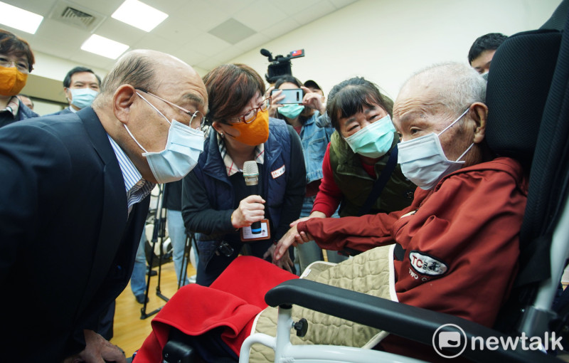 蘇貞昌探望桃園市長照機構。   圖：林昀真/攝