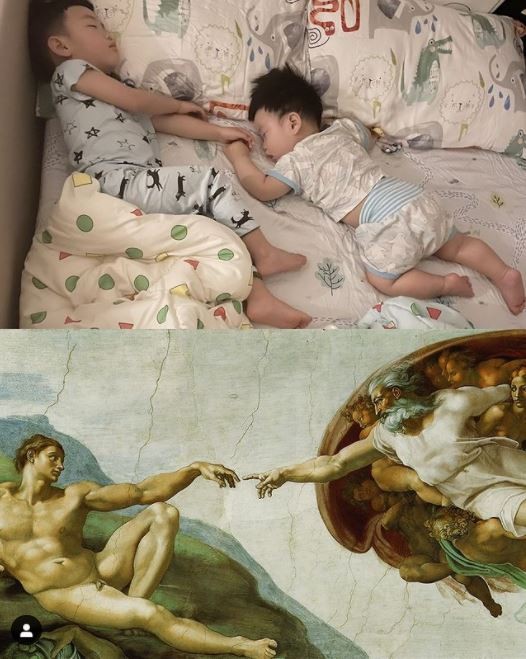 睡翻了的小兄弟姿勢整個東倒西歪，居然還有些神似名畫「創世紀」。   圖：翻攝自蔡阿嘎IG