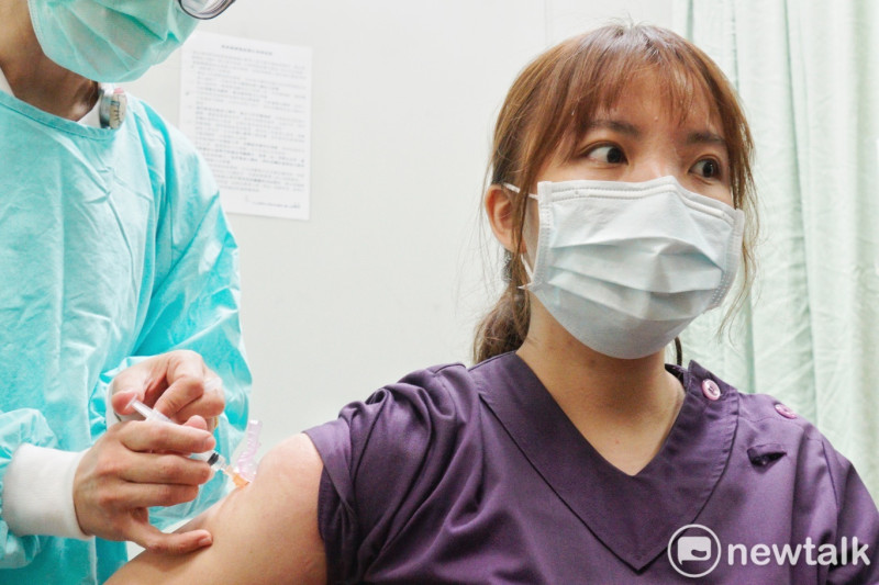 台灣面臨疫苗不足的困境，疫苗接種順序引發討論。（疫苗接種示意圖）   圖：張良一/攝