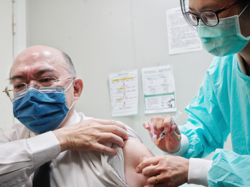 台中中山附醫將在上午執行鄰近醫院的第一線院外人員防疫人員接種AZ疫苗，下午執行院內防疫人員接種。   圖：張良一/攝