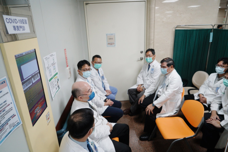 台中中山附醫醫護人員在AZ疫苗接種診間外等候接種疫苗。   圖：張良一/攝