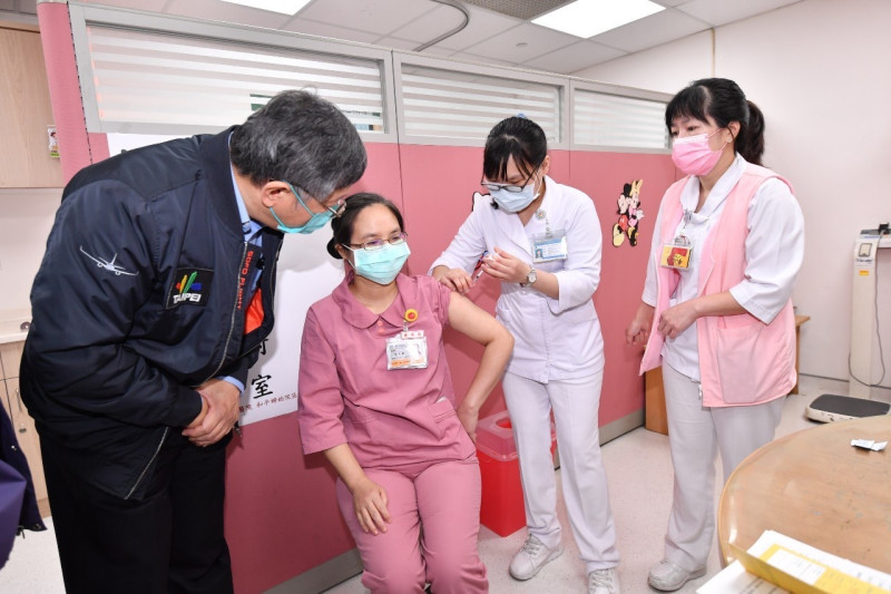 台北市長柯文哲今日上午前往和平醫院視察首日AZ疫苗醫護人員施打情況。首位施打者為負壓隔離病房護理長李金霙。   圖：台北市政府 / 提供